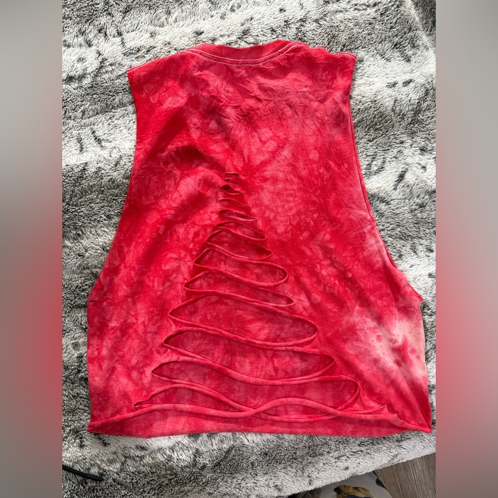 The Drive Red Graphic crop tank - Picture 3 of 3